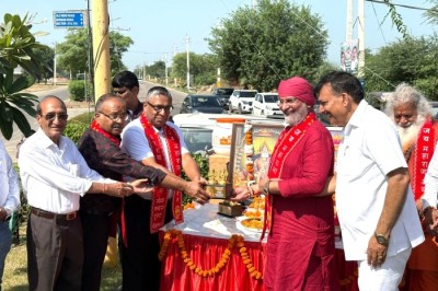 On the auspicious occasion of Maharaja Agrasen Jayanti, attended the flag hoisting ceremony at Ek Eint Ek Rupya Chowk.